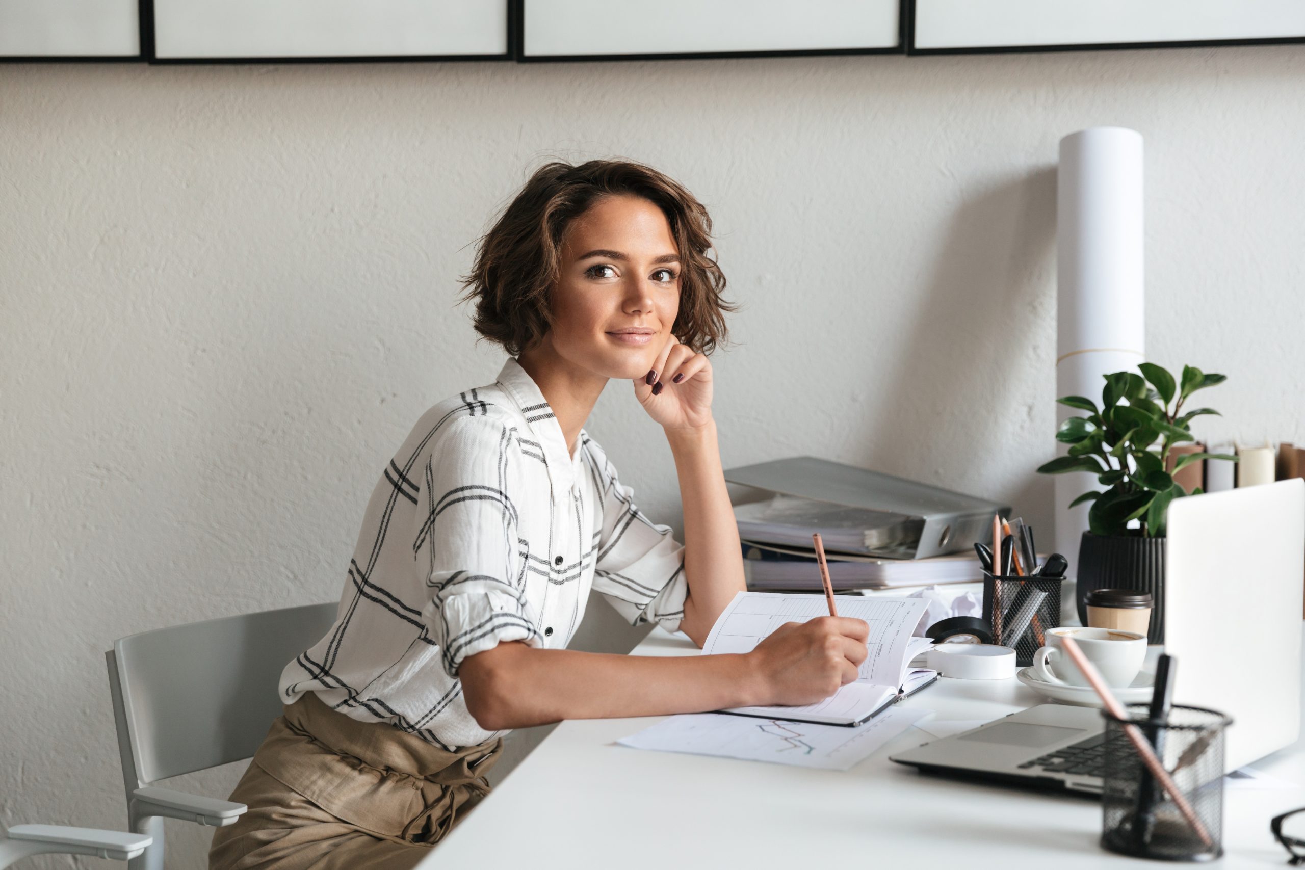 http://www.support-it.com.ua/wp-content/uploads/2023/07/side-view-of-awesome-woman-sitting-by-the-table-scaled.jpg